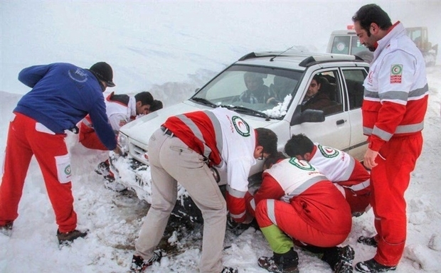 خودروهای گرفتار برف و کولاک امدادرسانی شدند