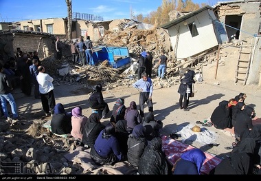 همه کمک های بلاعوض به زلزله زدگان پابرجاست  در خصوص اسکان موقت، اختیار با خانواده هاست که یا کمک بلاعوض دریافت کنند یا کانکس دولتی