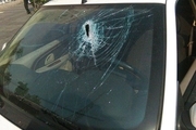 حمله یک جوان معترض به خودروی نماینده مجلس  + عکس