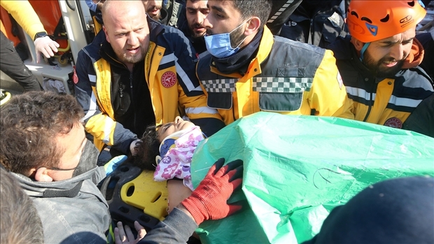 نجات یک زن در ترکیه از زیر آوار بعد از 122 ساعت از وقوع زلزله