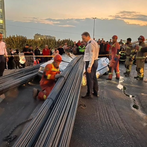 خطرناک ترین تصادف امروز تهران/ میلگردها روی سمند ریخت! + عکس ها