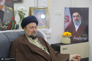 حضور آیت الله سید حسن خمینی در منزل پدر شهید موسوی