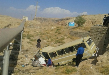 سه نفر از مصدومان واژگونی مینی بوس لالی بستری هستند