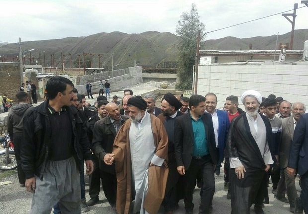 نماینده ولی‌فقیه در لرستان از مناطق سیل‌زده معمولان بازدید کرد