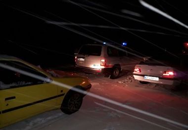 برف و کولاک گردنه چری و شاه منصوری کوهرنگ را مسدود کرد