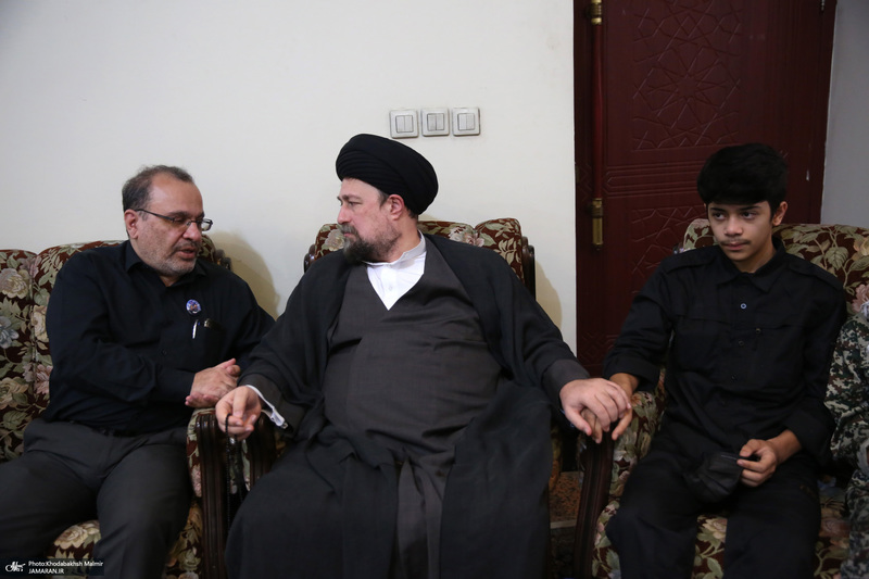 اقامه نمازسید حسن خمینی  بر پیکر شهید حیدری در حرم مطهر امام خمینی (س)