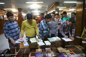 بازدید جمعی از دانش آموزان و مهمانان خارجی از بیت امام خمینی (س) در جماران