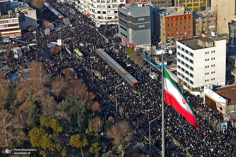 اقامه نماز رهبر معظم انقلاب بر پیکر سپهبد شهید حاج قاسم سلیمانی و شهیدان مقاومت