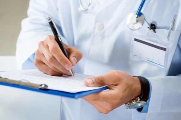پزشکان استخدامی از فعالیت در بخش خصوصی منع شدند