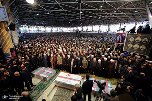 اقامه نماز رهبر معظم انقلاب بر پیکر سپهبد شهید حاج قاسم سلیمانی و شهیدان مقاومت