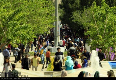 مردم قم در روز سیزدهم فروردین به بوستان های شهری رفتند