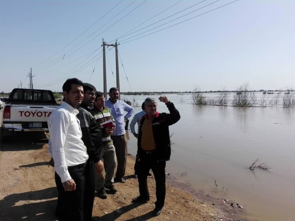 بازدید اعضای شورای هماهنگی حراست های صنعت آب و برق خوزستان از مناطق سیل زده غرب استان