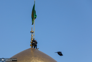 تعويض پرچم گنبد امام رضا (ع)