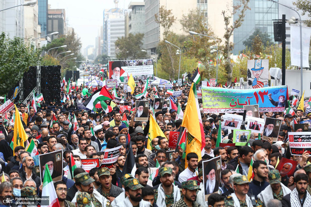 قطعنامه راهپیمایی 13 آبان: سازش در برابر قدرت‌های استکباری، به‌ویژه آمریکا و رژیم صهیونیستی، را محکوم و بر «عدم اعتماد مطلق» به غرب تأکید می‌کنیم/ حفظ اقتدار و استقلال کشور را در گرو تثبیت قدرت و استحکام درونی و پرهیز از واگرایی‌های تفرقه‌افکنانه می‌دانیم
