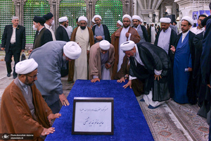 ادای احترام جمعی از اساتید و طلاب حوزه علمیه نجف اشرف به مقام شامخ امام خمینی (س)