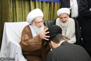 مراسم عمامه گذاری طلاب توسط آیت‌الله العظمی نوری همدانی و آیت الله فاضل لنکرانی در روز عید غدیر