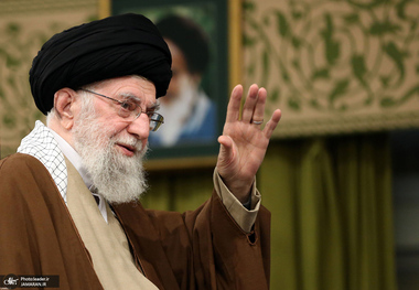 رهبر انقلاب: پشت لبخندهای دیپلماسی آمریکا باطن خبیث پنهان است، حواسمان باشد/ مراقب باشیم که با چه کسی مواجهیم و با چه کسی معامله می‌کنیم و حرف می‌زنیم