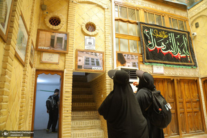 حضور زائران در بیت تاریخی حضرت امام در نجف در روزهای منتهی به اربعین