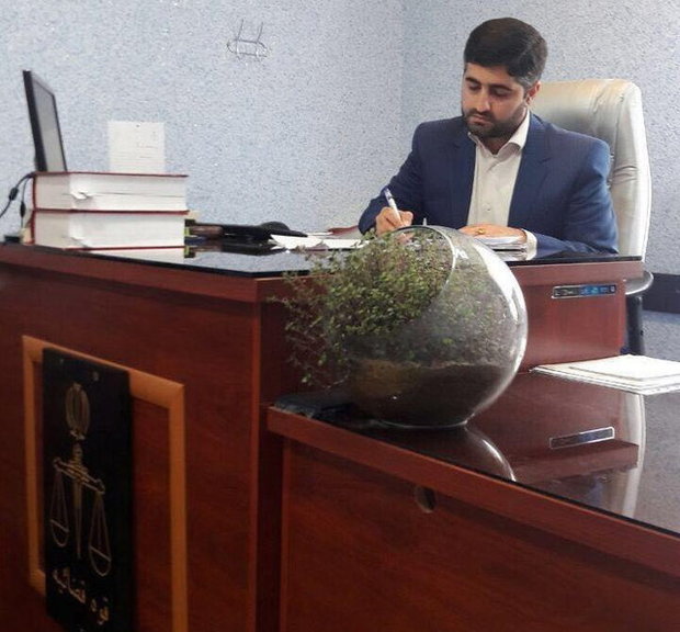 قاضی‌ای که با گل و کتاب، چکش می‌کوبد!
