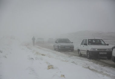 بارش برف راه ارتباطی ۴۰۰ روستای دلفان را مسدود کرد