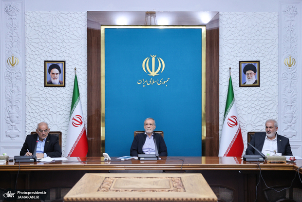پزشکیان در جلسه بررسی و رفع چالش‌ها و موانع توسعه نیروگاه‌های تجدیدپذیر: با مدیریت صحیح منابع، پروژه‌های نیروگاه‌های تجدیدپذیر بدون فشار بر ذخایر ارزی اجرا می‌شوند/ اگر اجرای پروژه‌ها به تأمین مالی وابسته شود، نتیجه‌ای حاصل نخواهد شد