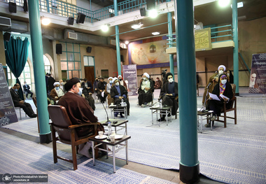 گفت و گوی بین نسلی «آرمان های امام خمینی و جوانان» برگزار شد