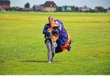 نخستین بانوی پرنده ایران: خیلی ها می گویند چون بچه پولدار است، توانسته پرواز کند!

