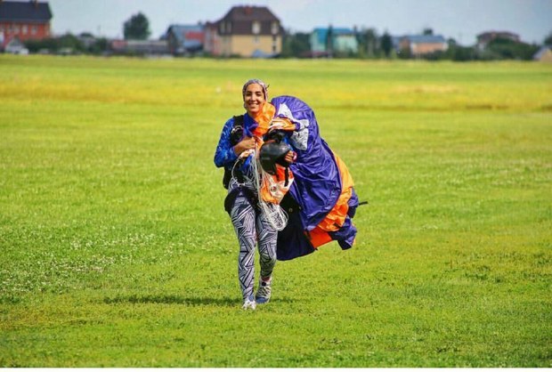 نخستین بانوی پرنده ایران: خیلی ها می گویند چون بچه پولدار است، توانسته پرواز کند!

