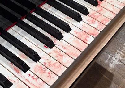 کلاویه‌های خونین یک پیانو!