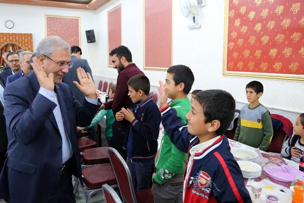 ربیعی در کنار فرزندان بهزیستی مشهد افطار کرد