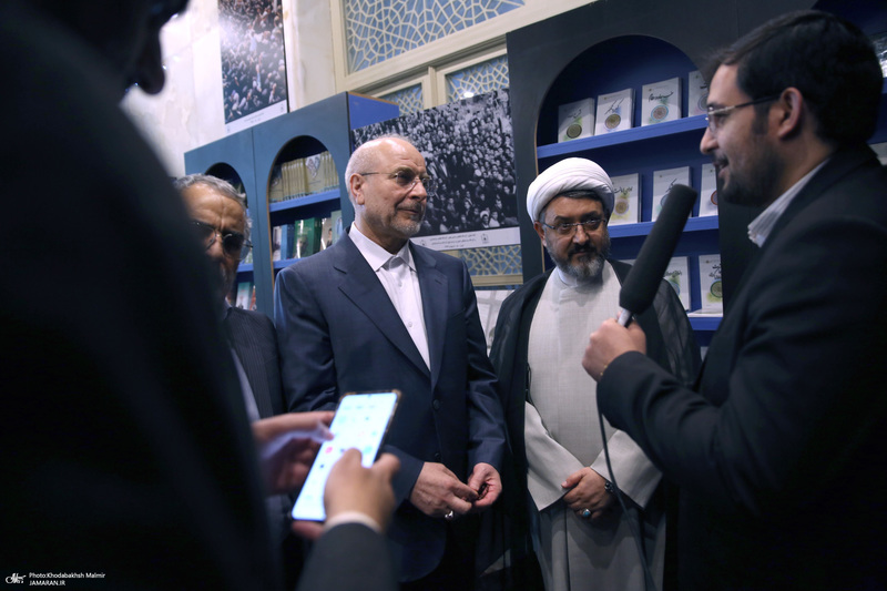 بازدید رئیس مجلس از نمایشگاه عکس امام خمینی