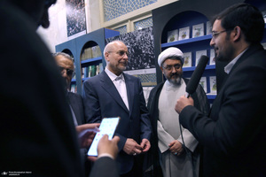 بازدید رئیس مجلس از نمایشگاه عکس امام خمینی