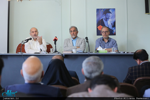 مومنی:  در غیاب یک برنامه مدون خسارت‌های فراوانی به کشور وارد می‌شود/ راغفر: تا زمانی که اقتصاد کشور وابسته به درآمدنفتی باشد گلوگاه‌های اقتصاد در دست کنگره آمریکا باقی خواهد ماند