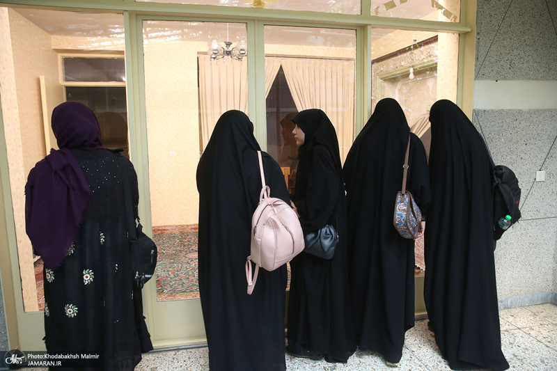 بازدید جمعی از دانشجویان انگلیسی و جمعی از دانش آموزان بندر دیر از جماران