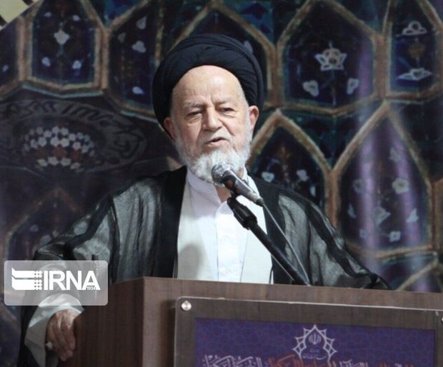 امام جمعه سمنان : نامزدهای انتخاباتی با اخلاق باشند