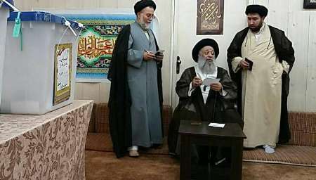 نماینده ولی فقیه در خوزستان رای خود را به صندوق انداخت