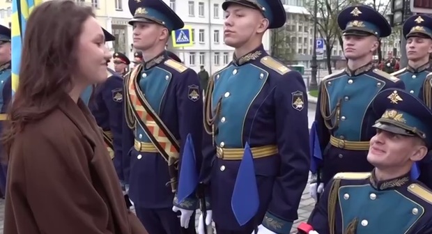 خواستگاری در جشن پیروزی روسیه! + فیلم