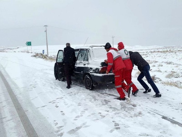 امدادگران هلال احمر به 242 فرد گرفتار در برف کمک کردند