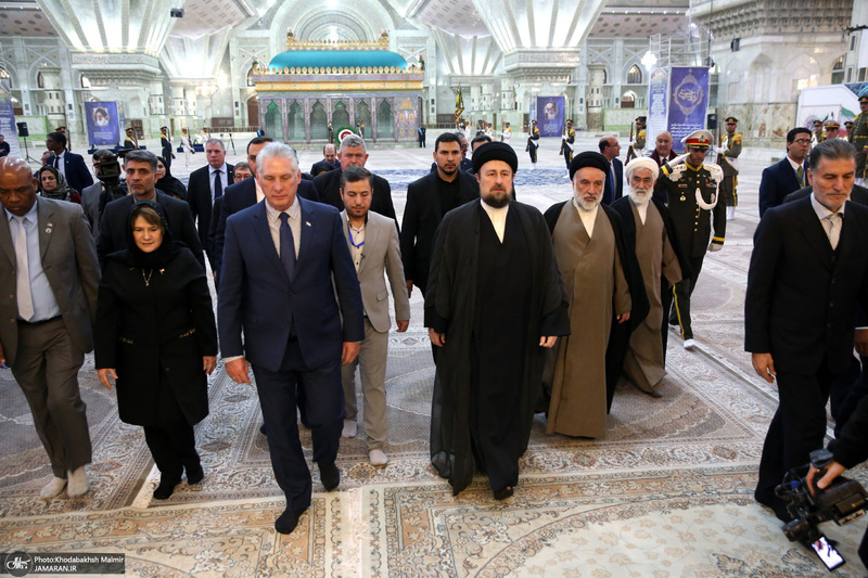 ادای احترام رییس جمهور کوبا، همسرش و هیأت همراه  به مقام شامخ رهبر کبیر انقلاب اسلامی