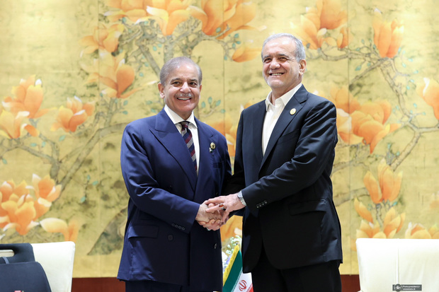 دیدار سران ایران و پاکستان در چین؛ پزشکیان: هیچ فاصله‌ای بین مردم ایران و پاکستان نیست/ شهباز شریف: سفر شما به پاکستان، بسیار سازنده و سودمند بود