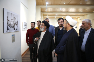 بازدید رئیس موسسه تنظیم و نشر آثار امام خمینی (س) از نمایشگاه عکس «امام دل‌ها‎»  و گذر فرهنگی هفته بر آستان آفتاب