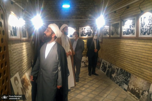 بازديد اعضای كنسولگری جمهوری اسلامی ايران از بیت تاریخی امام در نجف