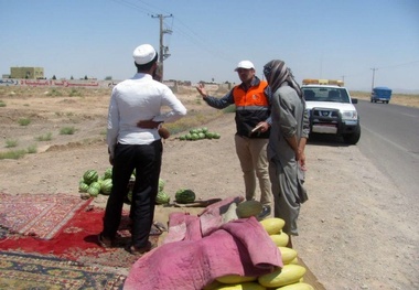 با دستفروشان حاشیه راه‌ها در تایباد برخورد می‌شود