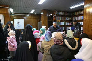 بازدید جمعی از دانش آموزان از بیت امام خمینی (س) در جماران