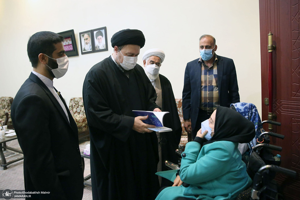  دیدار صمیمانه و عکس یادگاری سید حسن خمینی با دو تن از بانوان توان یاب بهزیستی