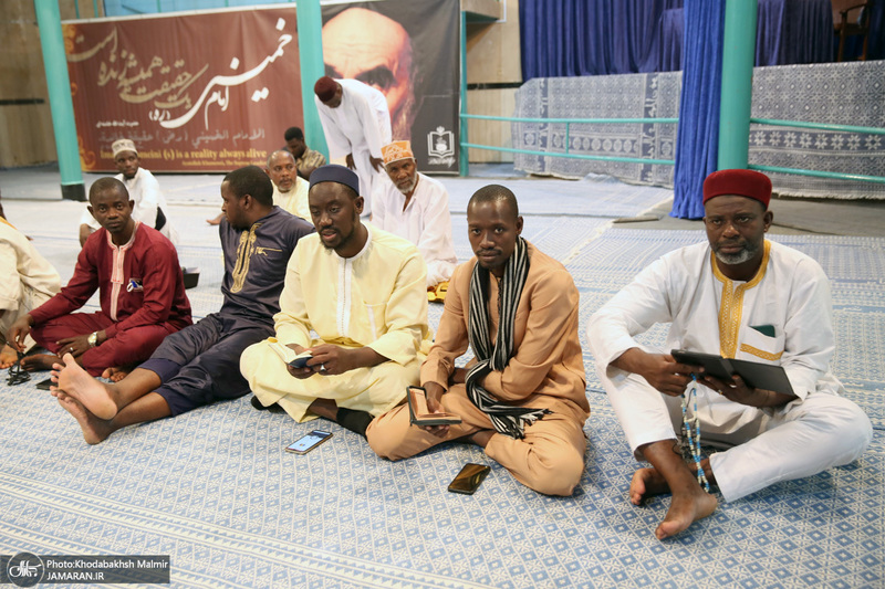 بازدید جمعی از قاریان کشور آفریقا و جمعی از گردشگران لبنانی از بیت امام خمینی در جماران