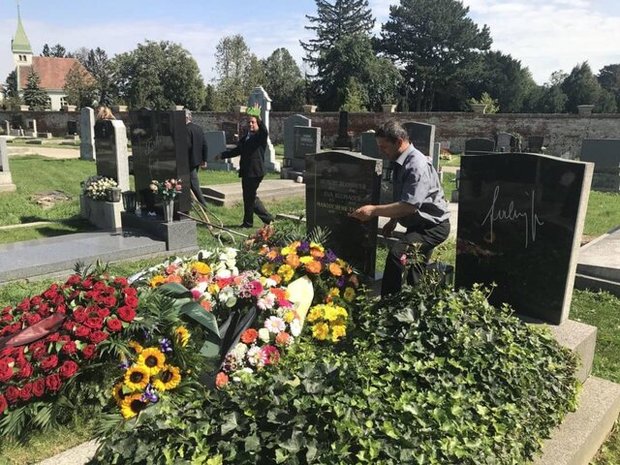 در مراسم خاکسپاری هنرمند ایرانی در وین چه گذشت؟ + عکس
