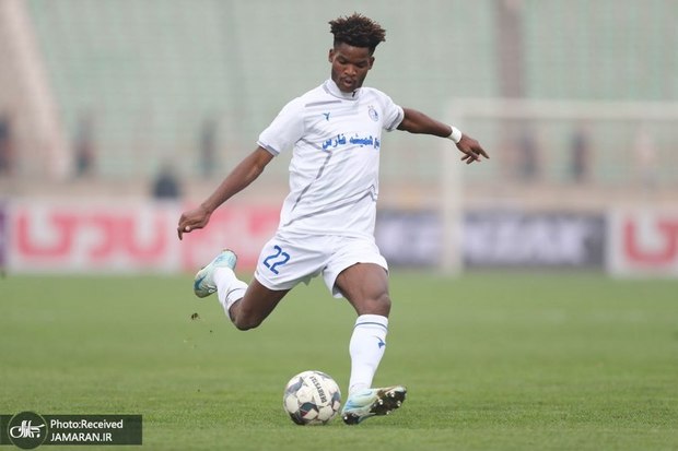 تمدید قرارداد استقلال با هافبک گابنی