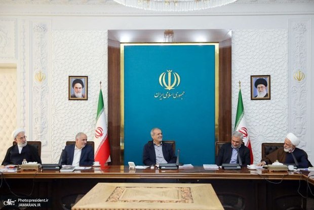 پزشکیان: خود دستگاه‌های دولتی یکی از ناقضان اصلی اصول قانون اساسی و متخلفین در اجرای آنها هستند/ ماموریت‌های دستگاه‌ها در اجرای قانون اساسی با ترتیب اولویت و زمان‌بندی اجرا به آنها ابلاغ شود