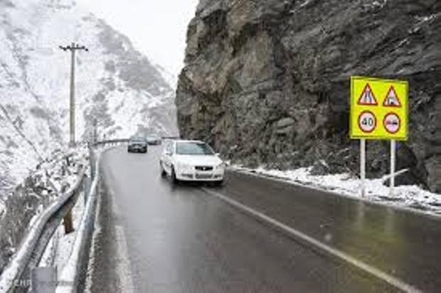 بارش برف و لغزندگی در جاده کرج - چالوس